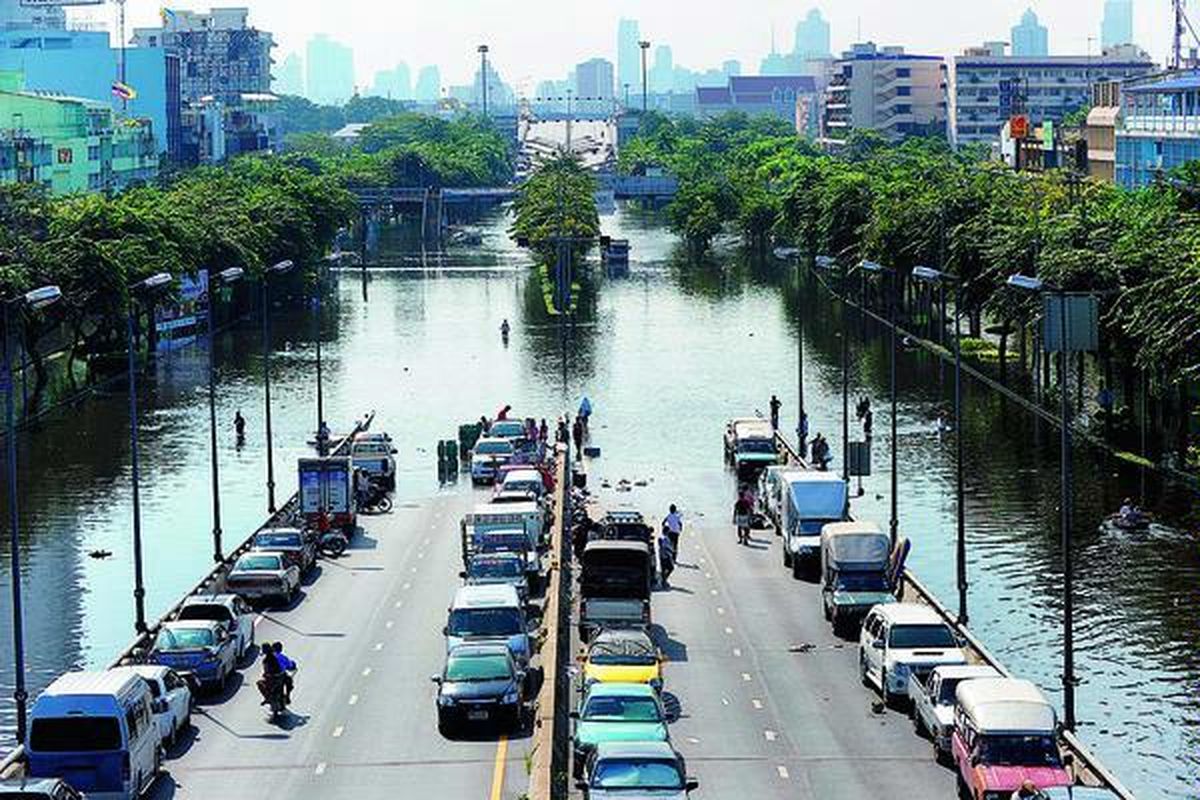 Banjir di kota Bangkok menggenangi jalan raya, Minggu (30/10). Usaha Pemerintah Thailand mengatasi banjir terburuk dalam dekade terakhir ini mulai memasuki ranah politik. Hal itu mengingatkan perpecahan yang terjadi di negara tersebut selama lebih dari setahun terakhir.