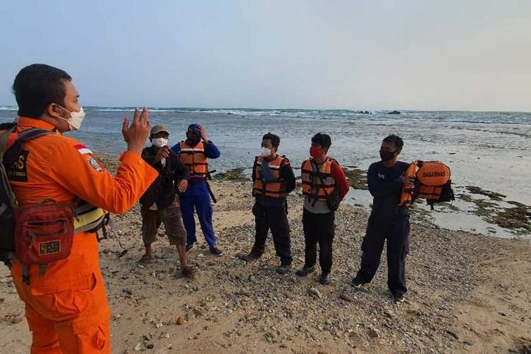 Tim gabungan tengah melakukan pencarian dua wisatawan yang terseret ombak di Pantai Kalapa Warna, Kabupaten Lebak, Senin (23/8/2021)