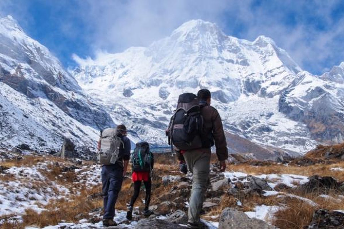 Trekking menuju Annapurna Sanctuary, Gunung Himalaya, Nepal. Gletser di Himalaya telah kehilangan es setara hampir 24 meter kedalaman air dalam massa es kumulatif selama 50 tahun.