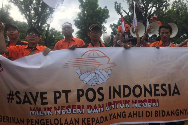 Sejumlah pegawai PT Pos Indonesia yang tergabung dalam Serikat Pekerja Pos Indonesia Kuat Bermartabat (SPPIKB) menggelar aksi demo di depan kantor Pos Indonesia, Jakarta Pusat, Rabu (6/2/2019). 