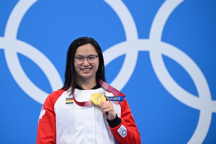 Atlet renang Kanada Margaret berpose dengan medali Olimpiade Tokyo 2020 yang didapatkannya pada nomor renang 100 meter gaya kupu-kupu putri. 