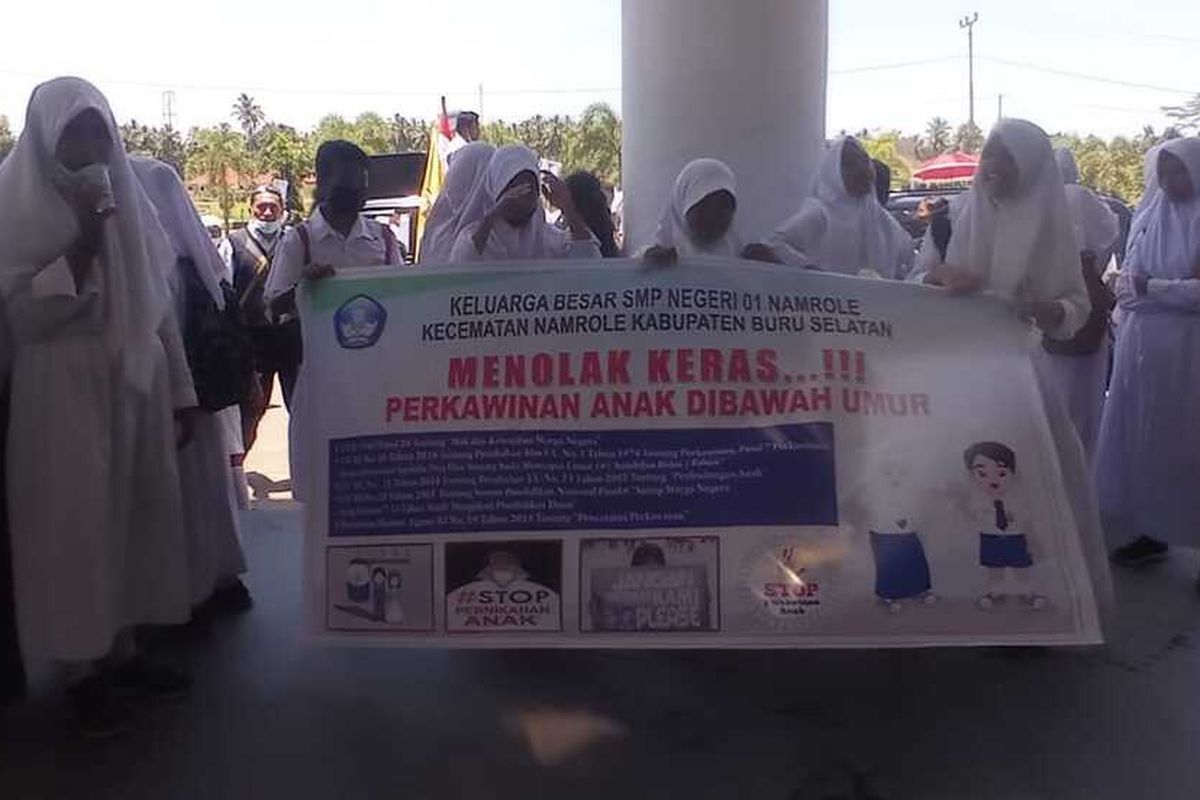 Ratusan siswa SMP Negeri 1 Namrole Buru Selatan Maluku dan para guru menggelar aksi unjuk rasa di Kantor Wilayah Kemantiran Agama dan Kantor DPRD untuk memprotes kasus pernikahan dini yang menimpa seorang siswa sekolah tersebut. Aksi demo itu berlangsung pada Senin (4/10/2021)