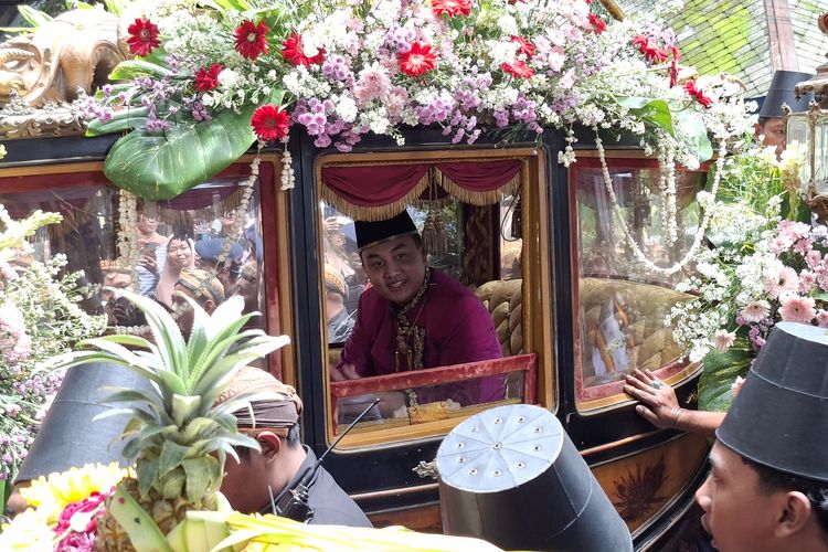 Raja Keraton Surakarta SISKS Pakubuwono (PB) XIV, saat mengikuti kirab upacara jumenengan dalem nata binayangkare, Sabtu (15/10/2025).