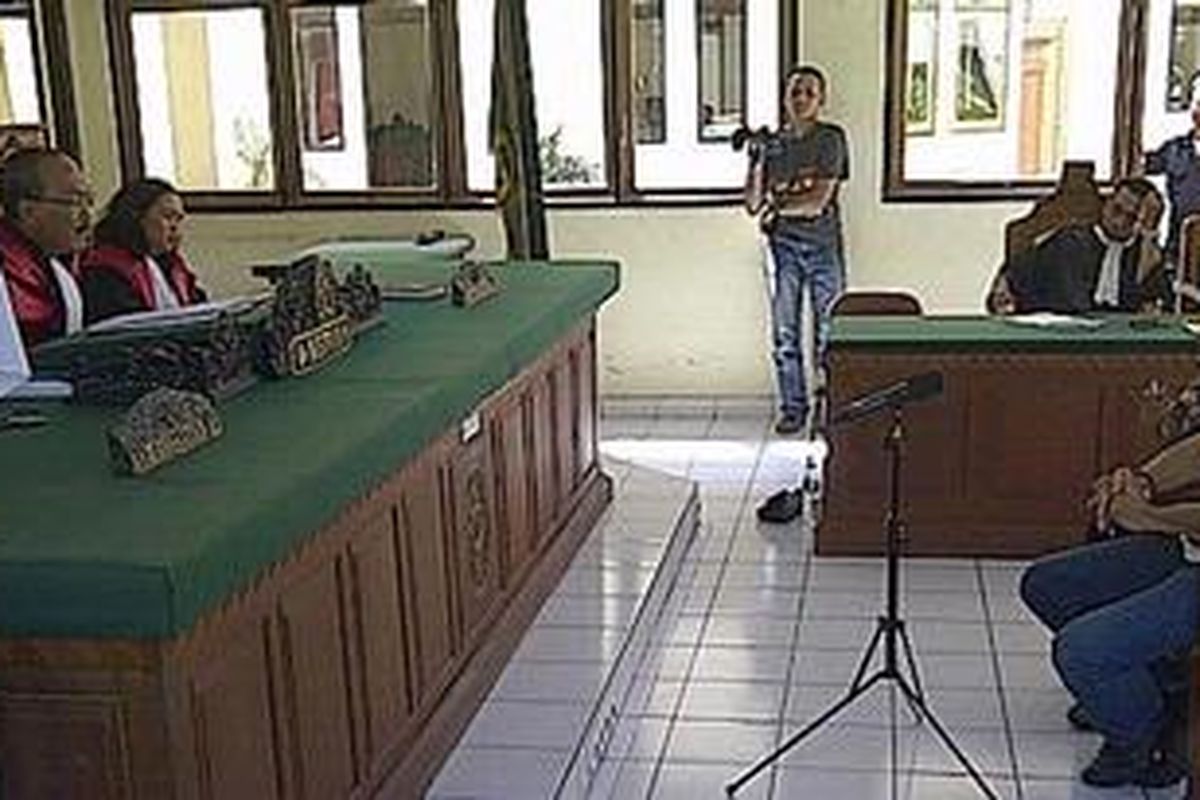 Edward Norman Myatt menjalani sidang pemeriksaan terdakwa di Pengadilan Negeri Denpasar, Kamis (28/06/2012) siang tadi. Myatt mengaku 72 kapsul berisi 1 Kg lebih hasish yang ia telan dari India menuju Bali untuk konsumsi sendiri.