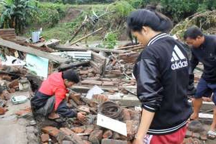 Satu rumah hanyut terbawa banjir bandang di Parepare, Sulawesi Selatan, Selasa (25/10/2016).