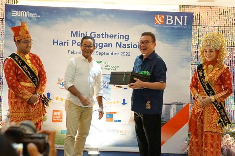 Direktur Network dan Services BNI Ronny Venir (tengah kiri) dan Direktur RS Santa Maria Pekanbaru dr Arifin (tengah kanan) dalam Mini Gathering Hari Pelanggan Nasional BNI 2022 di Pekanbaru, Jumat (2/9/2022).

