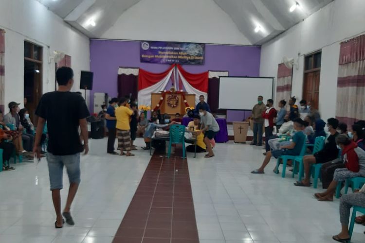Jenazah AL, disemayamkan di dalam gedung ibadah Gereja Misi Injil Indonesia (GMII) Jemaat GMII Waingapu, Kabupaten Sumba Timur, NTT