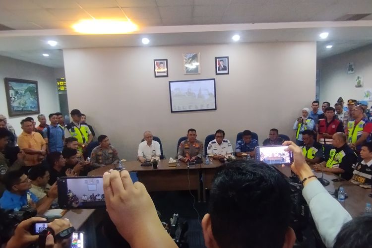 Kantor Otoritas Penerbangan Wilayah II Medan menggelar konferensi pers terkait ancaman bom terhadap pesawat Saudi Air yang membawa jemaah haji asal Indonesia di Bandara Internasional Kualanamu, Deli Serdang, Sumatera Utara, Sabtu (21/6/2025).