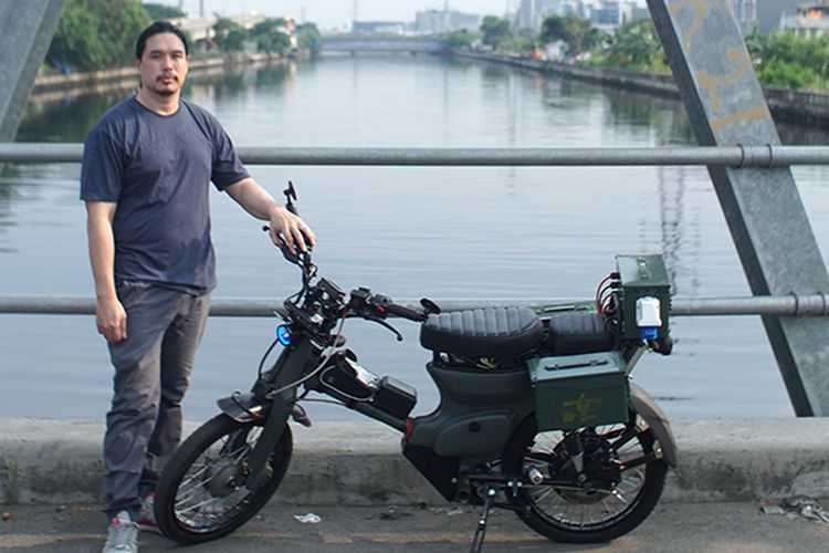 Honda C70 dikonversi jadi motor listrik oleh David Budiatmaja