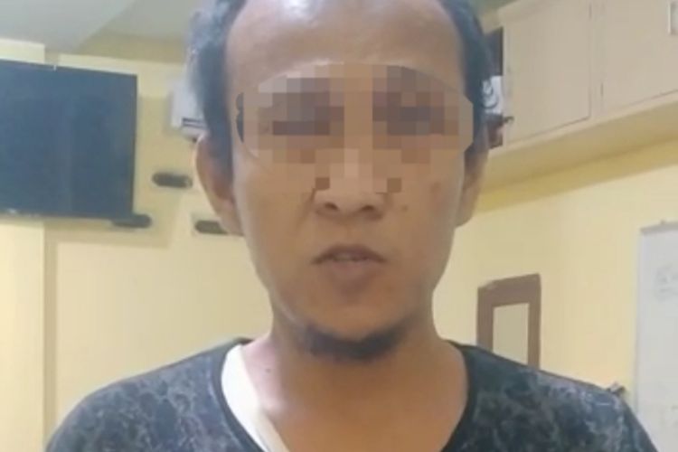 RE alias Reza (41), pelaku pembuat laporan palsu saat diamankan di Polsek Rumbai di Pekanbaru, Riau, Senin (16/1/2023).