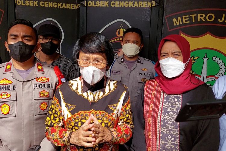 Seto Mulyadi Ketua Umum Lembaga Perlindungan Anak Indonesia (LPAI) atau yang akrab disapa Kak Seto, menemui dua asisten rumah tangga (ART) tersangka penganiayaan 3 anak majikan di Mapolsek Cengkareng, Senin (21/3/2022). 