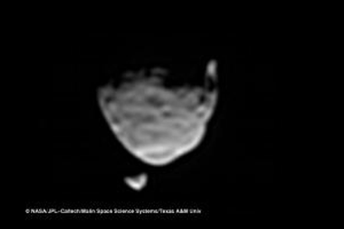 Phobos, bulan Mars yang lebih besar, menutupi Deimos, bulan Mars yang berukuran lebih kecil. Fenomena tersebut diabadikan oleh wahana Curiosity.