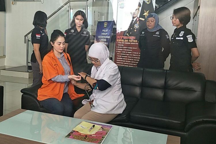 Jennifer Dunn menjalani pemeriksaan kesehatan sebelum diserahkan oleh pihak Polda Metro Jaya ke pihak Kejaksaan Negeri Jakarta Selatan, Kamis (15/3/2018).