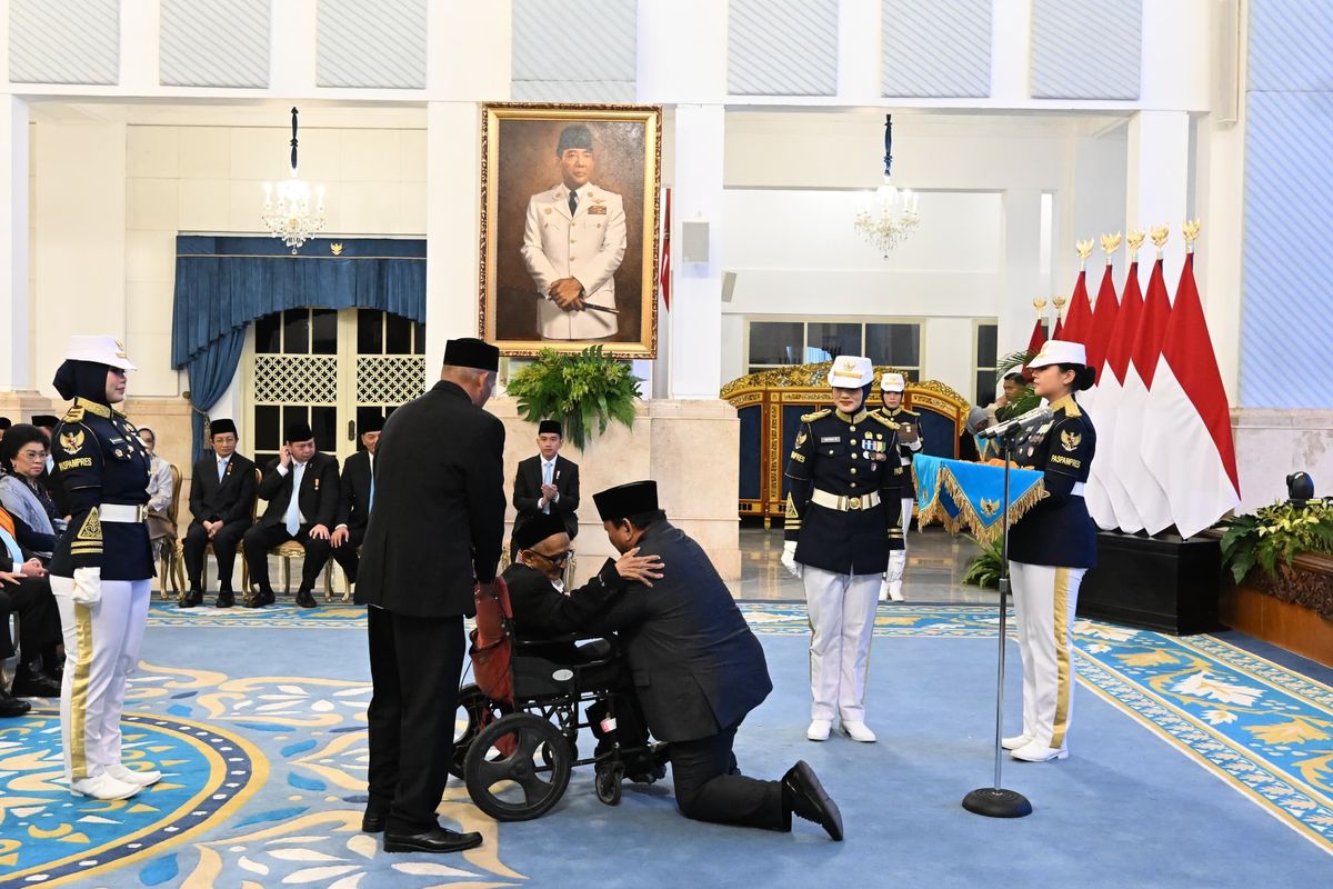 Presiden Prabowo Subianto berlutut di hadapan Teungku Nyak Sandang bin Lamudin saat memberikan tanda kehormatan Bintang Jasa Utama di Istana Negara, Kompleks Istana Kepresidenan, Jakarta Pusat, Senin (25/8/2025).