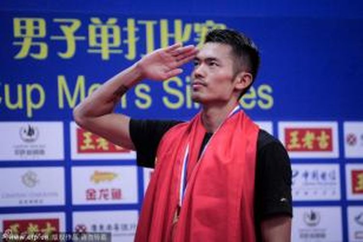 Pebulu tangkis China, Lin Dan, memberi hormat pada bendera China yang dikibarkan bersamaan dengan dilantunkannya lagu kebangsaan China saat memenangkan gelar juara dunia pada BWF World Championships 2013, di Guangzhou, China, Minggu (11/8/2013).
