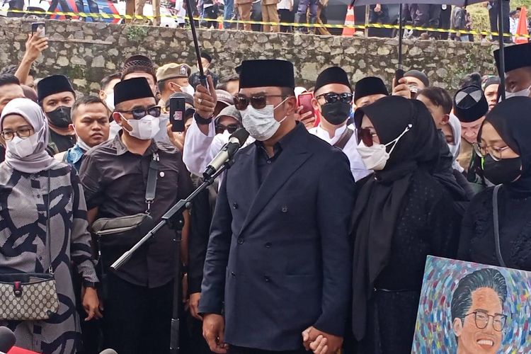 Gubernur Jawa Barat, Ridwan Kamil saat meresmikan penamaan masjid di Islamic Center Baitulridwan dengan Nama Al-Mumtadz, Senin (13/6/2022).