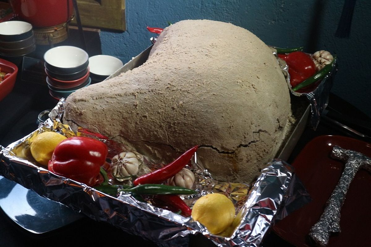 Kuliner khas Turki, Baby Lamb Baked in Salt tersaji di Warung Turki, Jakarta, Senin (21/5/2018). Kuliner berbahan daging domba itu merupakan salah satu sajian Kerajaan Ottoman pada era 1460-an.