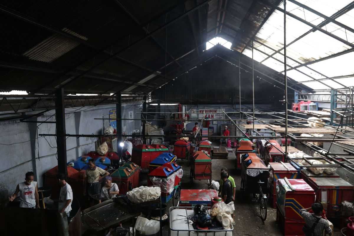 Pekerja menggoreng kerupuk produksi Erna Jaya, Pancoran, Jakarta Selatan, Senin (1/3/2021). Kapasitas produksi Erna Jaya 1 ton perhari.