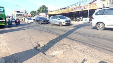 Jalan HM Joyo Martono Bekasi Masih Berlubang Jelang Mudik, Warga Khawatir Picu Kecelakaan