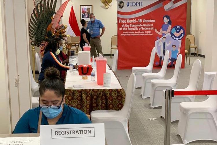 Kegiatan vaksinasi gratis yang diselenggarakan KJRI Chicago bekerja sama dengan Illinois Department of Public Health (IDPH). Kegiatan tersebut bertempat di KJRI Chicago mulai 9 Oktober hingga 30 Oktober.