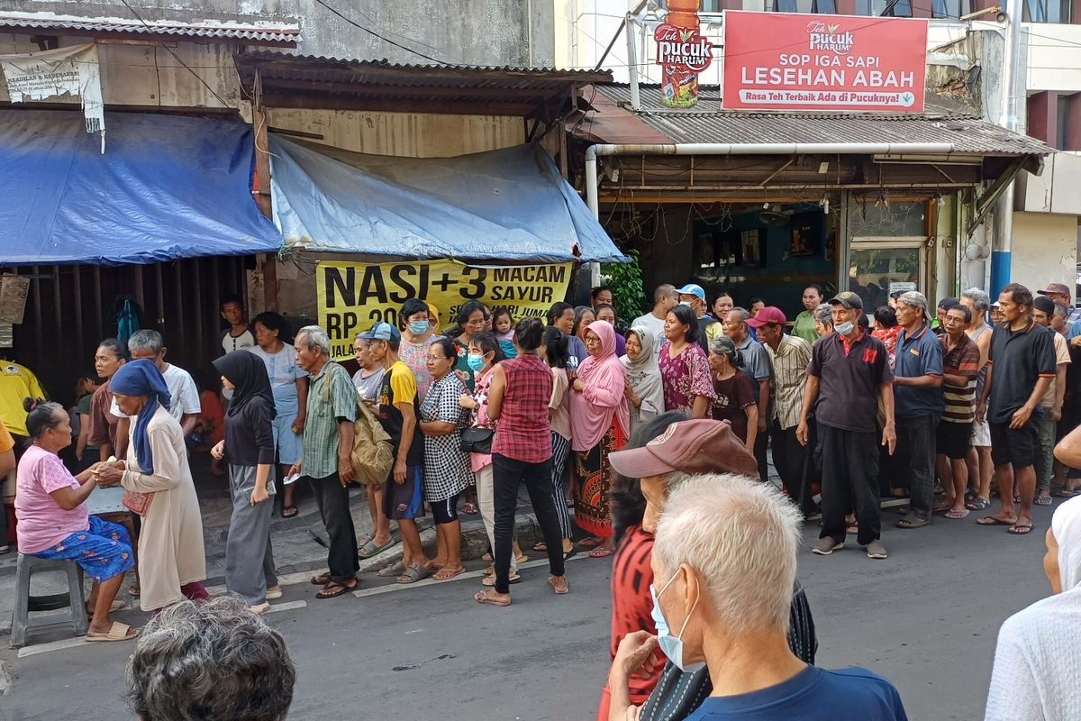 Sejumlah warga tengah mengantre untuk membeli nasi seharga Rp 2.000 di Jalan Pasar Baru Selatan, Pasar Baru, Sawah Besar, Jakarta Pusat, Senin (25/3/2024). 