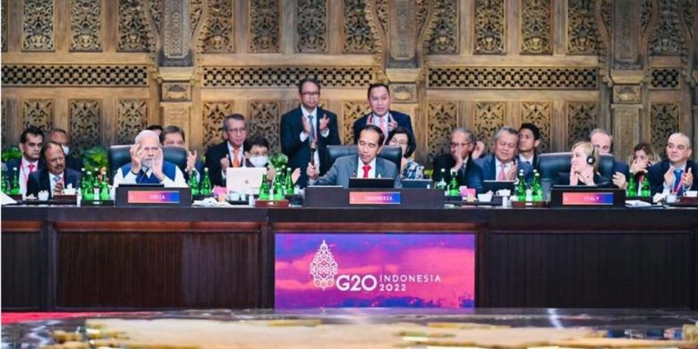Presiden Republik Indonesia (RI) Joko Widodo (Jokowi) menyampaikan  keketuaan G20 kepada Perdana Menteri India Narendra Modi, di Bali, Rabu (16/11/2022).
