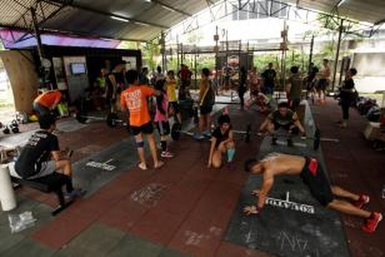 Puluhan Crosfitter turut dalam kegiatan amal bertajuk 'CrossFit for Hope 3rd Annual' di Crossfit Equator, Hotel Garden, Kemang, Jakarta, Sabtu (16/8/2014). Setiap peserta akan melakukan angkatan dan jumlah angkatan akan diakumulasikan dengan uang yang nantinya didonasikan. 