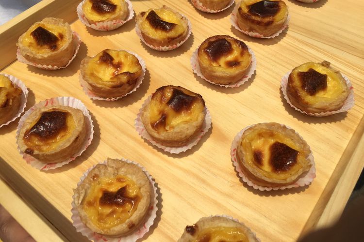 Salah satu jajanan khas Macau, Portuguese Egg Tart dalam Food Truck Macao Roadshow di Bentara Budaya Jakarta, Jumat (7/9/2018). 