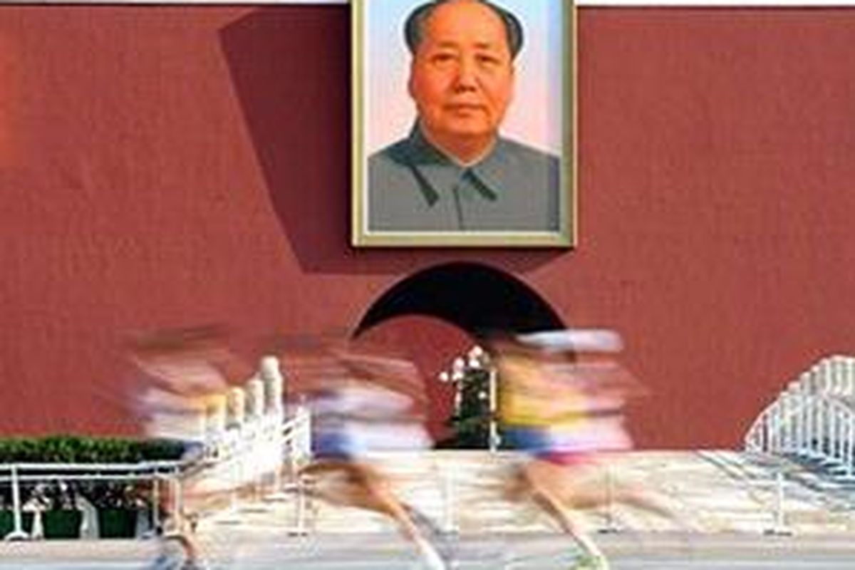 Sejumlah pelari marathon di ajang Olimpiade Beijing terlihat melintasi lapangan Tianamen Beijing, China, Minggu (24/8).