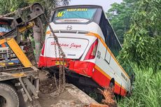 Bus Harapan Jaya Bertabrakan dengan Innova dan Terperosok ke Sawah di Kediri, 12 Orang Luka