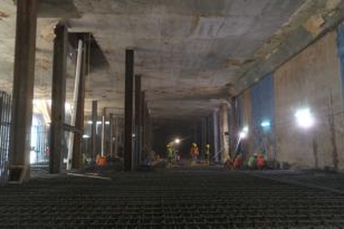 Para pekerja yang sedang melakukan kegiatan konstruksi di area kerja proyek pembangunan stasiun bawah tanah mass rapid transit (MRT) di kawasan Bundaran HI, Jakarta, Kamis (1/10/2015).