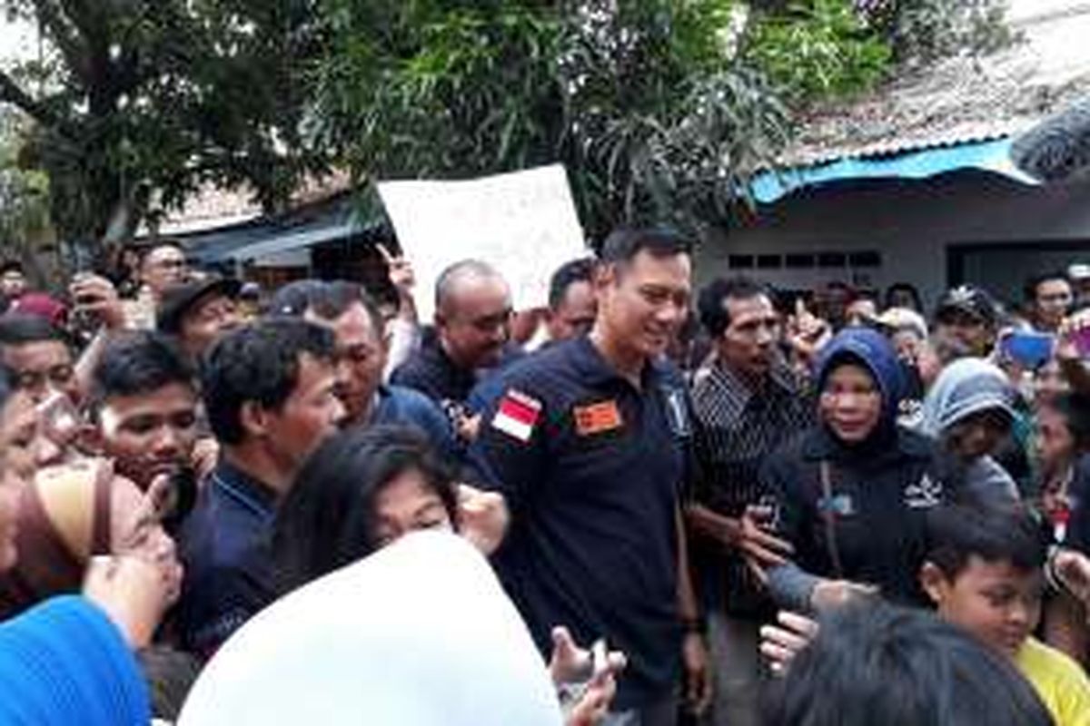 Calon gubernur DKI Agus Harimurti Yudhoyono berkampanye di RW 05 Kelurahan Semper Barat, Kecamatan Cilincing, Jakarta Utara. Agus nampak mengunjungi UMKM Tahu dan Tempe di lokasi tersebut. Selasa (17/1/2017)