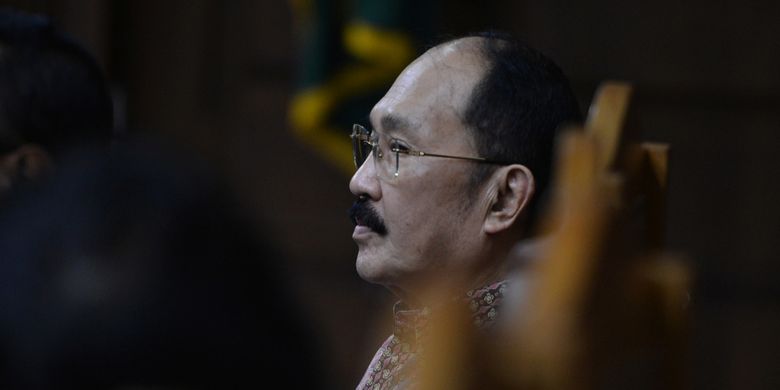 Terdakwa kasus merintangi penyidikan kasus korupsi KTP elektronik Fredrich Yunadi mengikuti sidang lanjutan di Pengadilan Tipikor, Jakarta, Kamis (12/4). Sidang tersebut menghadirkan asisten advokat Yunadi and Associates, Achmad Rudiansyah dan dokter RS Medika Permata Hijau Francia Anggreini untuk mengetahui kronologis kecelakaan Setya Novanto. ANTARA FOTO/Wahyu Putro A/ama/18
