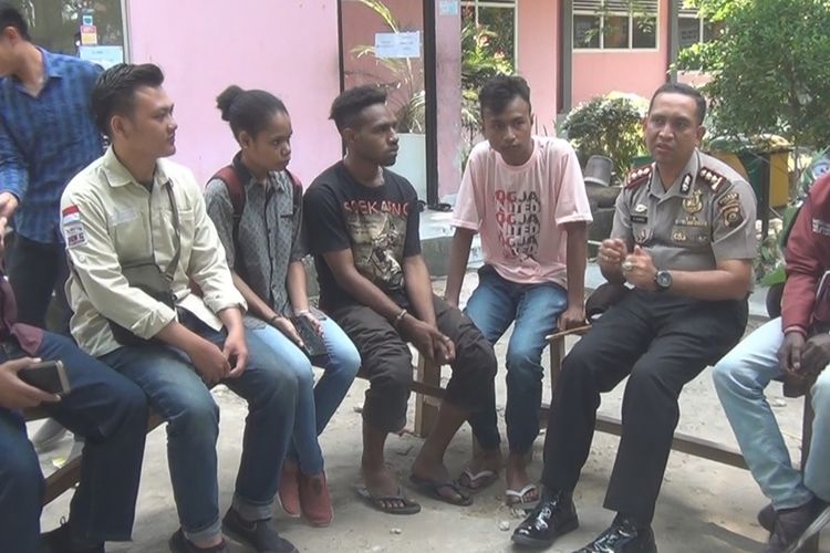 Kapolres Ogan Ilir AKBP Gazali Ahmad mendatangi asrama mahasiswa Unsri asal Papua untuk memastikan kondisi mereka baik dan tidak terpengaruh dengan situasi yang terjadi di Malang dan Surabaya kemarin, Selasa (20/8/2019). 