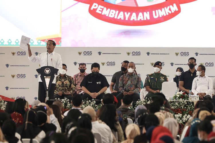 Presiden Joko Widodo memberi sambutan saat pembagian nomor induk berusaha (NIB) di Cijantung, Jakarta, Rabu (13/7/2022). Jokowi menargetkan, ke depannya pemerintah dapat mengeluarkan 100.000 izin usaha per hari, dari angka 7.000-8.000 izin usaha per hari saat ini.