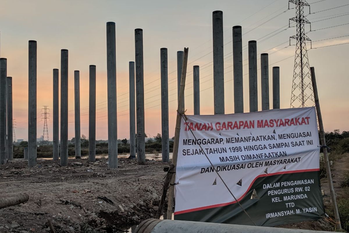 Warga Marunda, Jakarta Utara, memprotes pembangunan Tol Cibitung Cilincing yang tak sesuai dengan kesepakatan awal