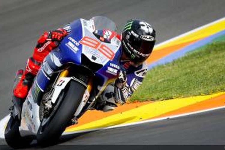 Pebalap Yamaha Factory Racing asal Spanyol, Jorge Lorenzo, memacu motornya di Sirkuit Valencia pada sesi latihan bebas empat GP Valencia, Sabtu (9/11/2013).