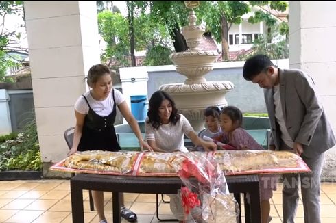 Ayu Ting Ting Bawa Roti Buaya Jumbo untuk Anniversary Ruben Onsu dan Sarwendah