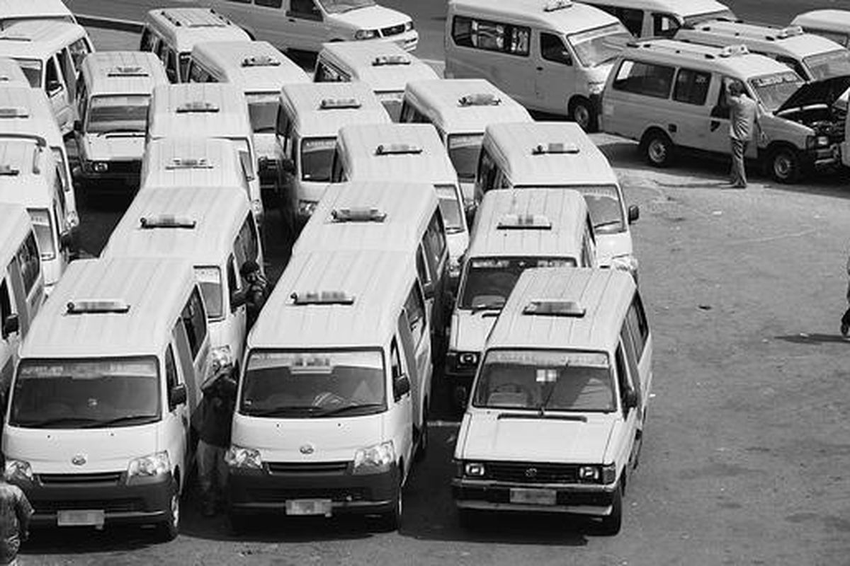 Warga berjalan menuju armada angkutan kota yang menunggu penumpang di Jakarta, Selasa (24/7). Jajaran dinas perhubungan dan kepolisian perlu menertibkan operasional angkutan umum sehingga benar-benar aman dan nyaman bagi penumpangnya.