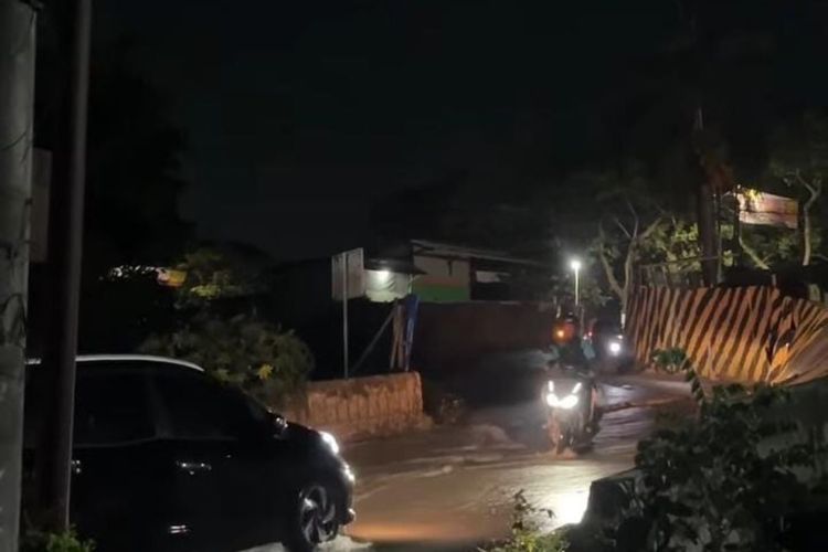 Ekskavator Dikerahkan Atasi Luapan Kali Cadas-Kukun Tangerang akibat Tanggul Jebol