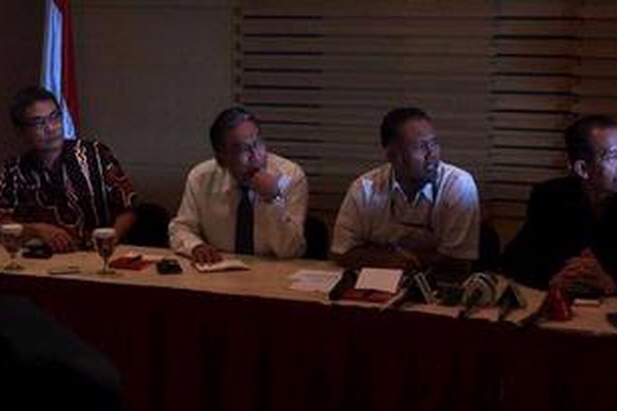 Konpres KPK dan Dirjen Pajak - Acara jumpa pers yang di hadiri dari kiri ke kanan Juru bicara KPK Johan Budi, Direktur Jenderal Pajak, Fuad Rahmany (kiri), Wakil Ketua KPK Bambang Widjojanto dan Zulkarnain di Kantor Komisi Pemberantasan Korupsi (KPK), Jakarta, Kamis (7/6/2012). KPK menetapkan TH dan seorang wajib pajak berinisial JGB sebagai tersangka. Penetapan tersebut dilakukan setelah KPK memeriksa keduanya dalam 1 X 24 jam. Keduanya tertangkap tangan, Rabu (6/6/2012) siang. 