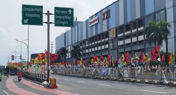 Ramainya Bendera Parpol di Flyover Senen, Bikin Pengendara Cemas