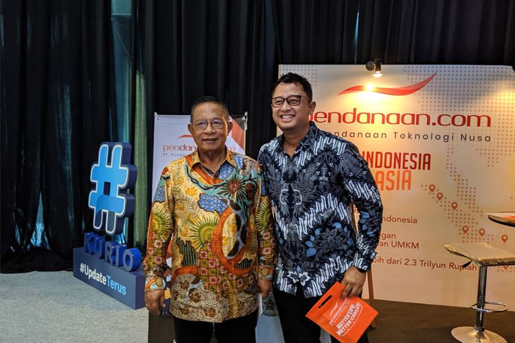 CEO Pendanaan, Dino Martin (Kanan) dan Bapak Darmin Nasution (Kiri) dalam acara Indonesia Fintech Forum 2019 (Dok.Pendanaan)