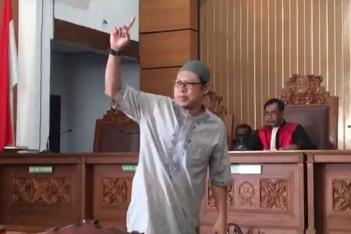 Pimpinan Jamaah Anshorut Daulah (JAD) Zainal Anshori dalam sidang pembacaan tuntutan dengan terdakwa JAD di Pengadilan Negeri Jakarta Selatan, Kamis (26/7/2018).