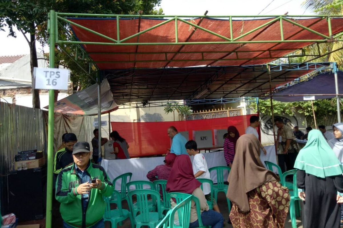 Suasana TPS 16  Duren Tiga, Jakarta Selatan, untuk putaran dua Pilkada DKI Jakarta 2017, tempat tiga personel band Slank menggunakan hak pilih, Rabu (19/4/2017).