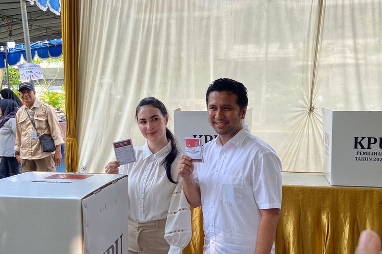 Emil Dardak dan Arumi Bachsin saat memberikan hak suaranya di Pilkada Jatim, Rabu (27/11/2024).