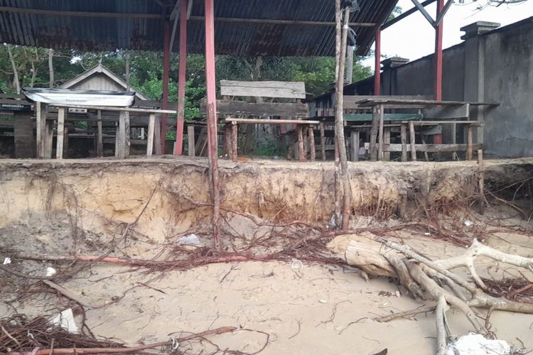 Badan jalan di Pantai Asmara Bangka Barat yang tergerus gelombang laut pasang atau abrasi, Selasa (24/1/2023).