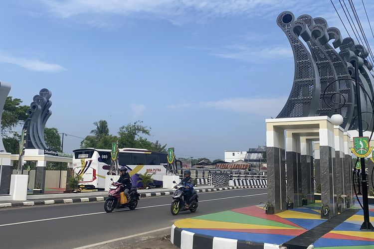 Nampak tugu pembatas kota Sukabumi yang berada di Jalan Jalur Lingkar Selatan itu berbatasan dengan Kabupaten Sukabumi, Rabu (3/12/2025)