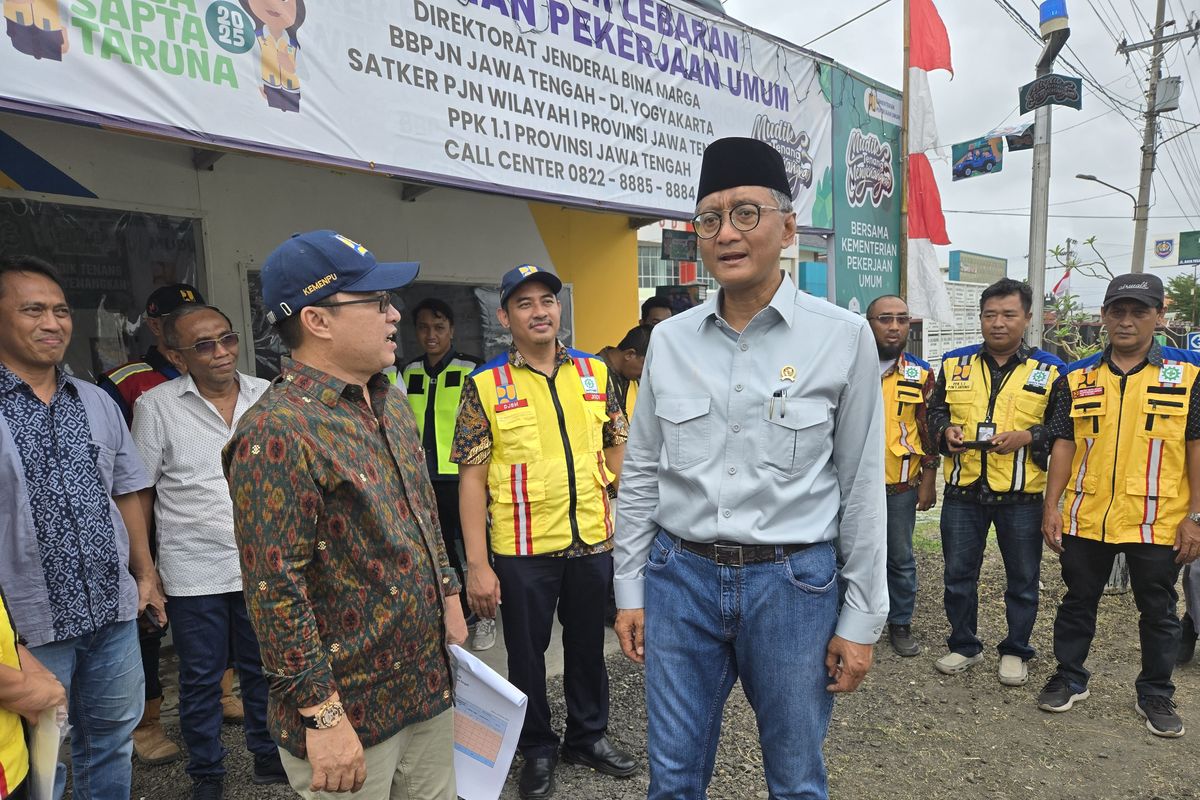Menteri Pekerjaan Umum (PU) Dody Hanggodo meniinjau Posko Mudik PU di Pemalang, Jawa Tengah, Jumat (28/3/2025).