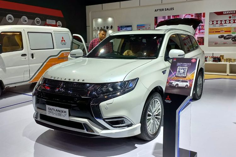 Mitsubishi Outlander PHEV yang dipamerkan pada Indonesia International Motor Show (IIMS) 2023
